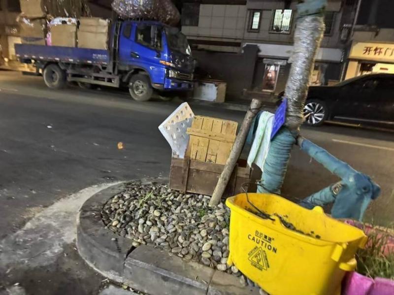 昨晚在罗廊巷那边吃饭，到得比较